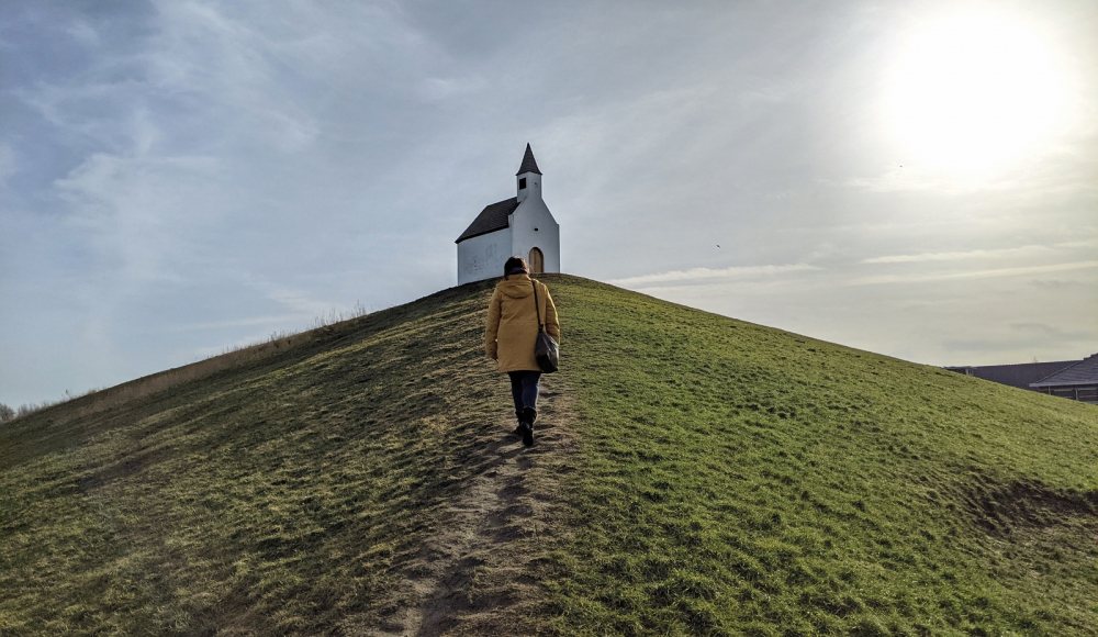De Terp van Leidschenveen, Den Haag, wandelpad naar kerkje- foto Sake Witteveen De Terp van Leidschenveen, Den Haag, wandelpad naar kerkje- foto Sake Witteveen